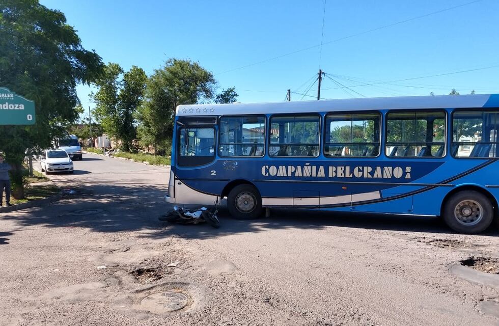 Accidente de tránsito entre un colectivo y una moto
