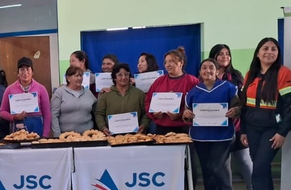 Medanitos y Palo Blanco se capacitan en gastronomía con apoyo del sector minero