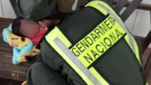 Gendarmes de Bernardo de Irigoyen rescatan a un bebé con una crisis convulsiva.