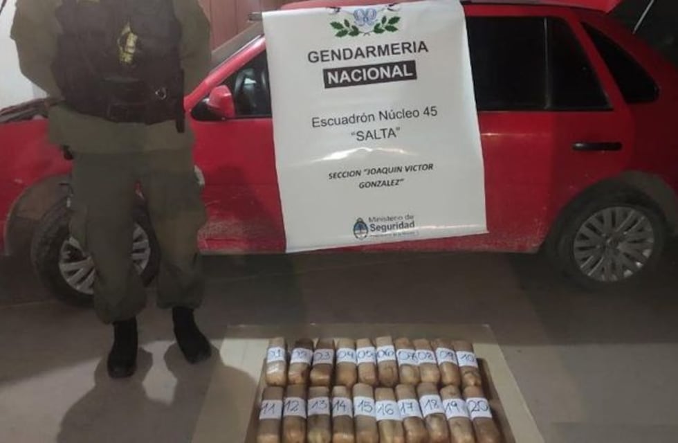 Escondían 23 kilos de cocaína en el tanque de nafta de su auto y los descubrieron en plena ruta
