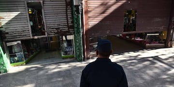 Inspectores municipales y policía hacen bajar las percianas a comerciantes del área peatonal en la ciudad de Córdoba. (Pedro Castillo/ La Voz)