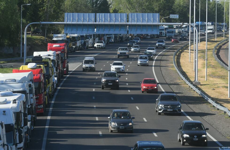 15 kilómetros de filas de camiones que esperan cruzar a Chile