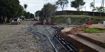 En la chacra 52 de la ciudad de Posadas, la Municipalidad ejecuta obras de asfalto.