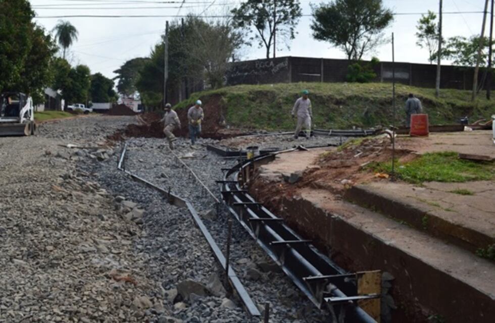 En la chacra 52 de la ciudad de Posadas, la Municipalidad ejecuta obras de asfalto