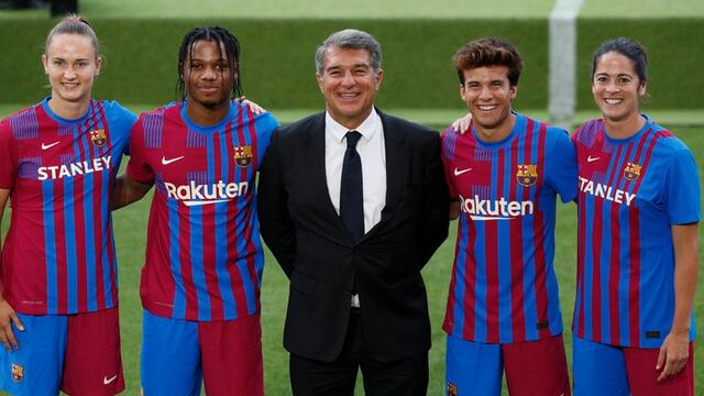 Joan Laporta presentó, junto a algunos futbolistas, la nueva equipación de Barcelona.