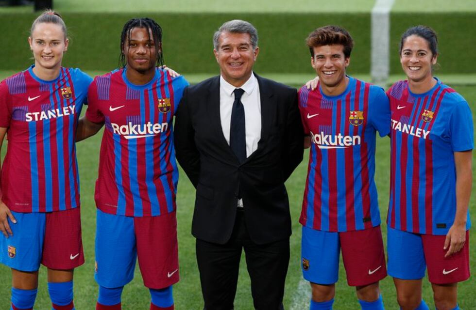 Barcelona presentó una novedosa equipación para la próxima temporada