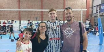 Martín González jugador de vóley de Arroyito en Córdoba Voley junto a su familia