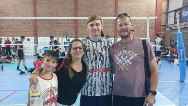 Martín González jugador de vóley de Arroyito en Córdoba Voley junto a su familia