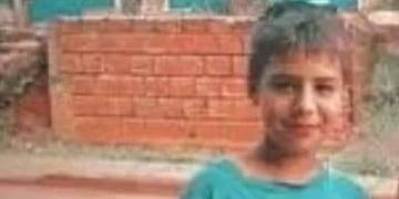 Eliseo es de contextura física delgada, altura aproximada de 1.60 metros, cabello castaño claro y ojos negros.