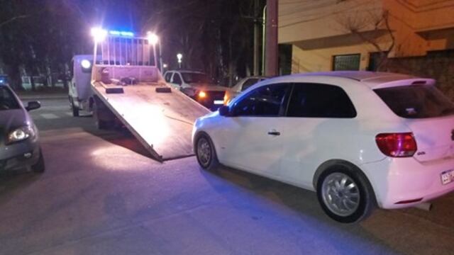 Maneja alcoholizado y con drogas en su auto