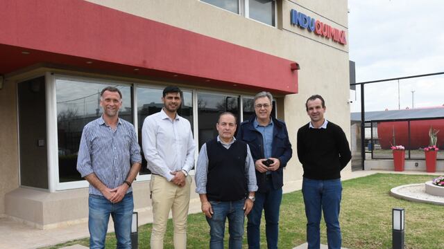 El intendente Luis Castellano y parte de su gabinete junto a empresarios en el área industrial
