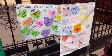 El portón del colegio amaneció con carteles escritos por los propios niños bajo el orden de los directivos.