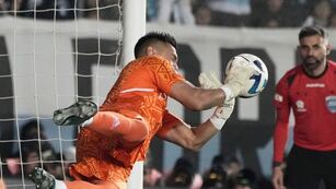 Sergio Romero otra vez se hizo gigante en los penales.
