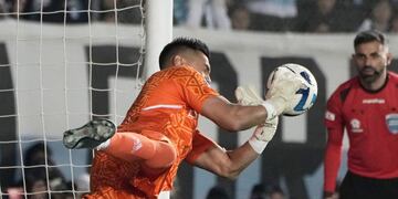 Sergio Romero otra vez se hizo gigante en los penales.