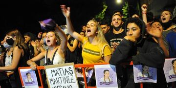 Dos sujetos provocaron a los manifestantes y se produjeron hechos de violencia durante la marchan por el femicidio de Úrsula Bahillo. Gentileza Clarín