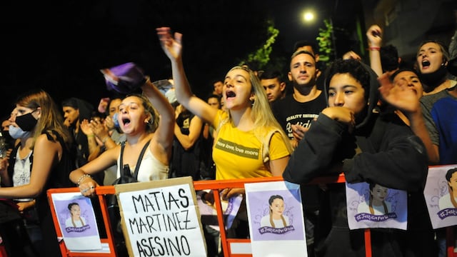 Dos sujetos provocaron a los manifestantes y se produjeron hechos de violencia durante la marchan por el femicidio de Úrsula Bahillo. Gentileza Clarín