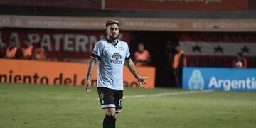 Alejandro Rébola vuelve de otra expulsión, en uno de los cambios de Belgrano (Federico López Claro / La Voz).