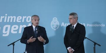 El presidente Alberto Fernández tomó juramento a Agustín Rossi. Foto: Federico López Claro