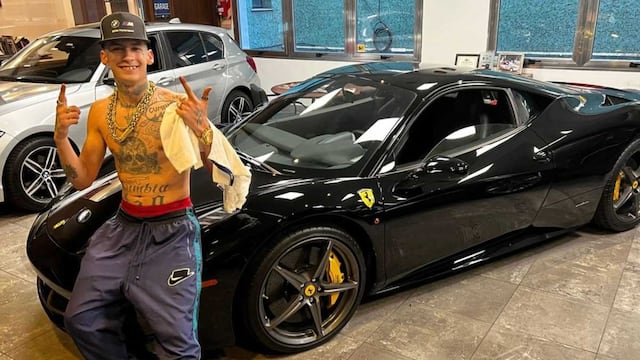 L-Gante amplió su colección de autos: se compró una Ferrari negra de medio millón de dólares y pagó en efectivo