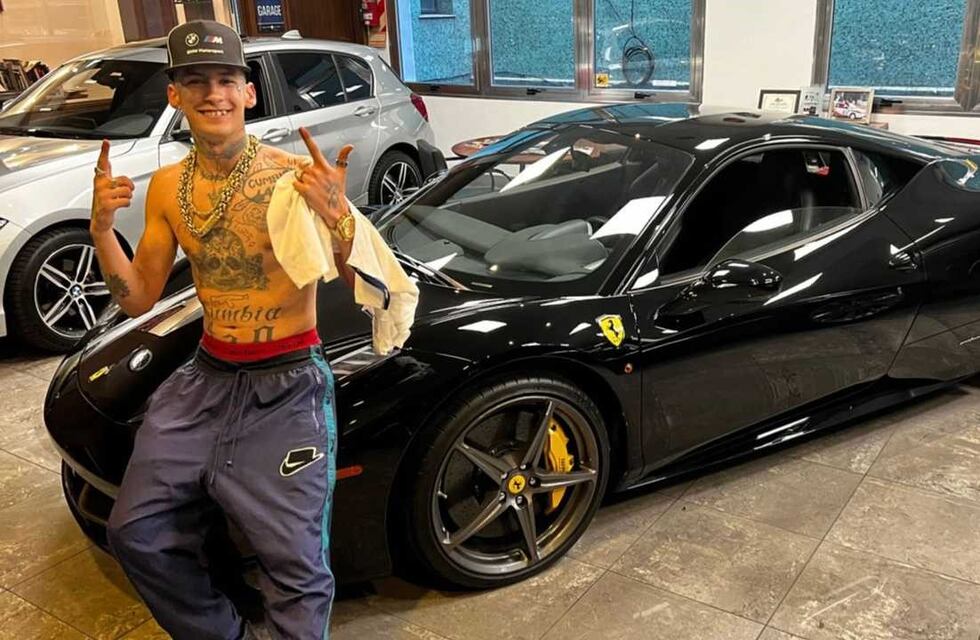 L-Gante amplió su colección de autos: se compró una Ferrari negra de medio millón de dólares y pagó en efectivo