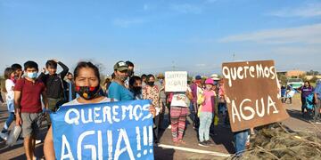 Vecinos de Ugarteche cortaron la Ruta 40 por la falta de agua de hace más de dos semanas.