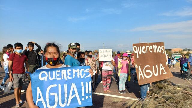 Vecinos de Ugarteche cortaron la Ruta 40 por la falta de agua de hace más de dos semanas.