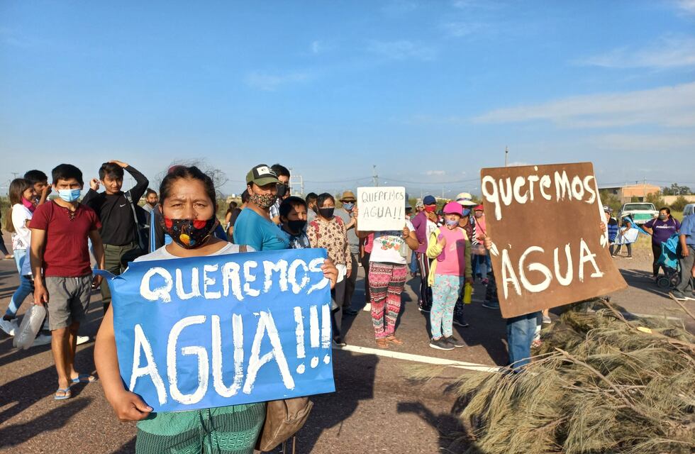 Por la falta de agua los vecinos y vecinas de Ugarteche cortaron la ruta para manifestarse