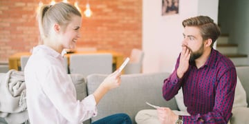 Interrumpir durante una conversación es un comportamiento frecuente en reuniones sociales y laborales.