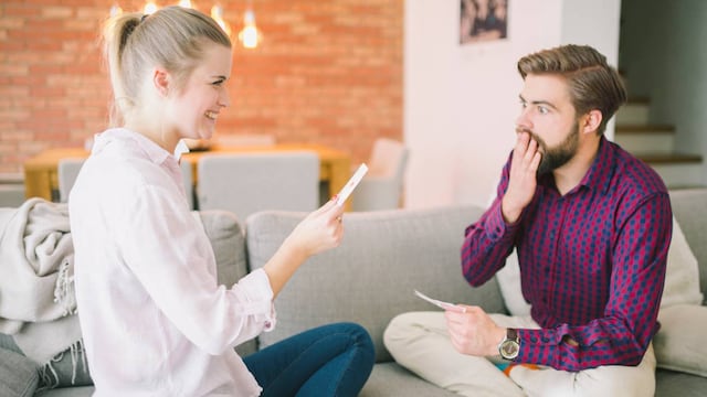 Interrumpir durante una conversación es un comportamiento frecuente en reuniones sociales y laborales.