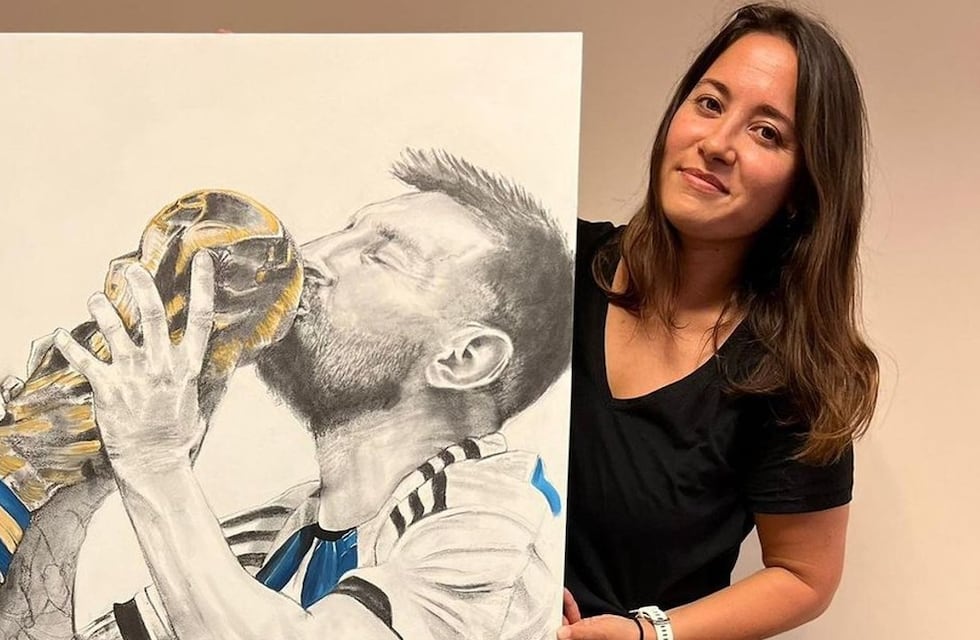 Una cordobesa hizo un cuadro de Messi besando la Copa del Mundo, se lo envió y recibió una gran sorpresa