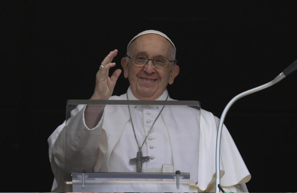 Tras varios días de internación, el Papa Francisco reapareció ante miles de fieles en la Plaza San Pedro