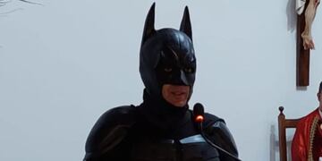 El Batman solidario de La Plata tuvo su primer encuentro con los vecinos en el Colegio Castañeda.