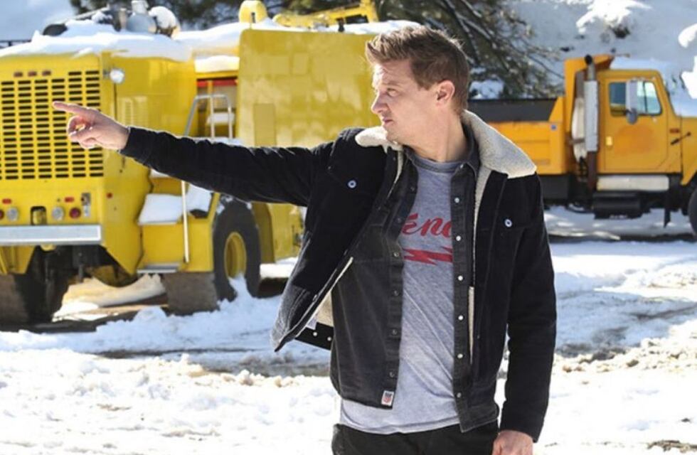 Jeremy Renner volvió a caminar después de meses de recuperación por su trágico accidente