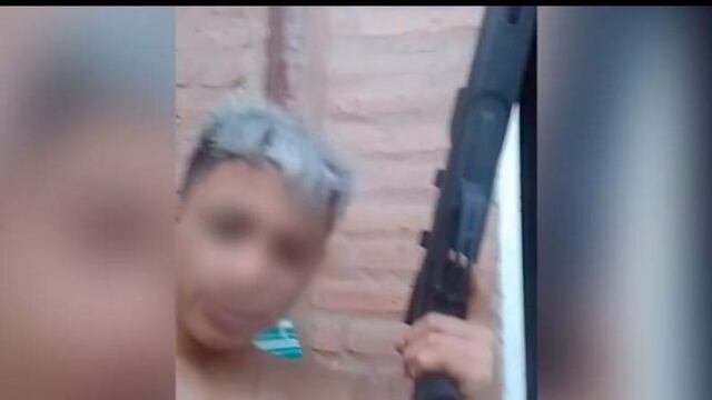 El acusado de asesinato tiene 15 años, es inimputable y su padre arremetió en su contra.