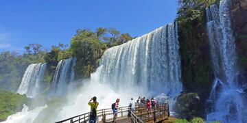 El fin de semana largo más de mil turistas visitaron las Cataratas del Iguazú