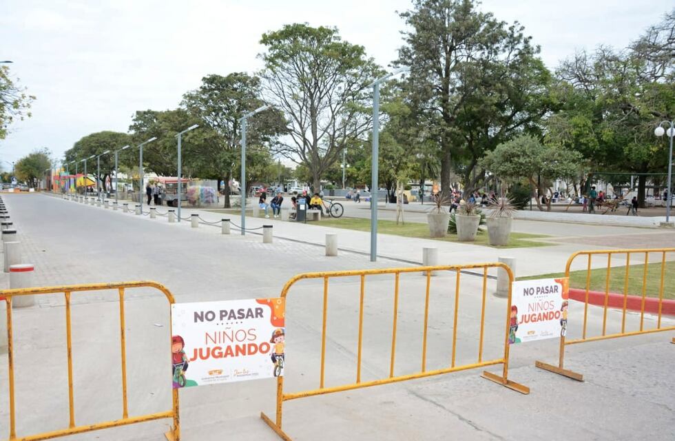 La calle Rivadavia de Arroyito se transforma en espacio de juegos