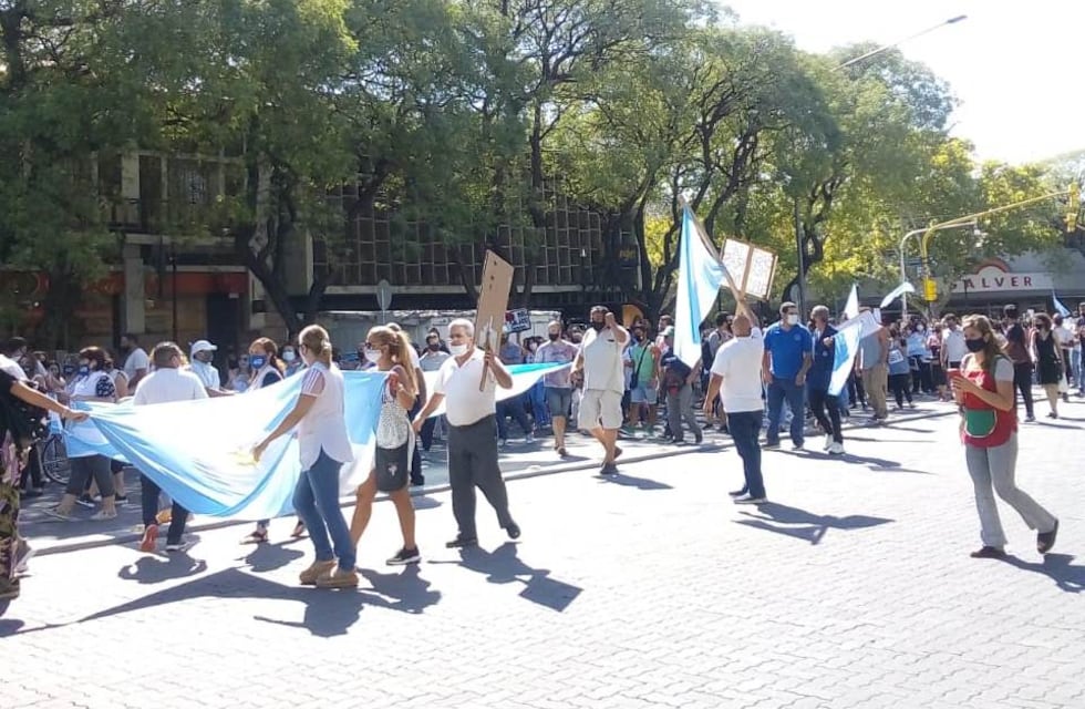 Los docentes en el sur mendocino  adhirieron al paro y se movilizaron por las calles céntricas