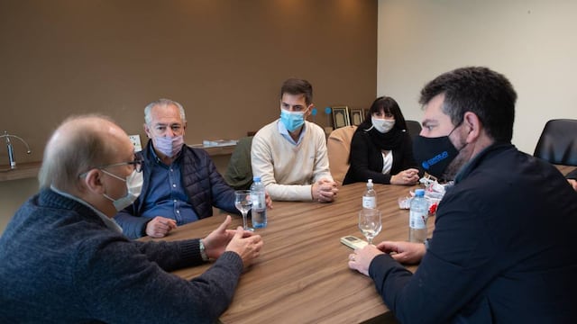Mario Barletta, Leonardo Viotti, Alejandra Sagardoy y Germán Bottero, dialogando con un empresario industrial de Rafaela