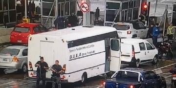 El vehículo chocó en la fila del peaje.