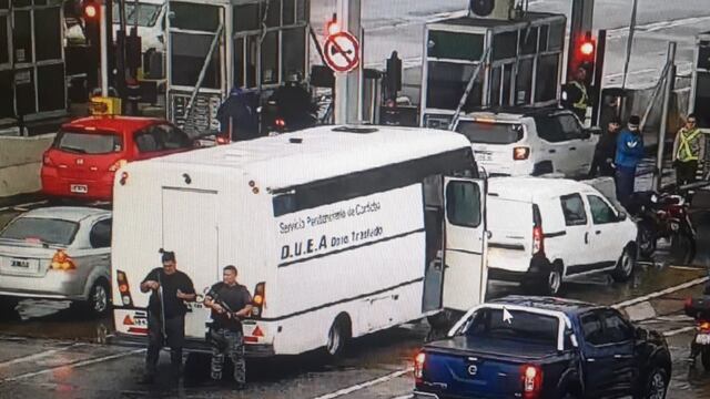 El vehículo chocó en la fila del peaje.