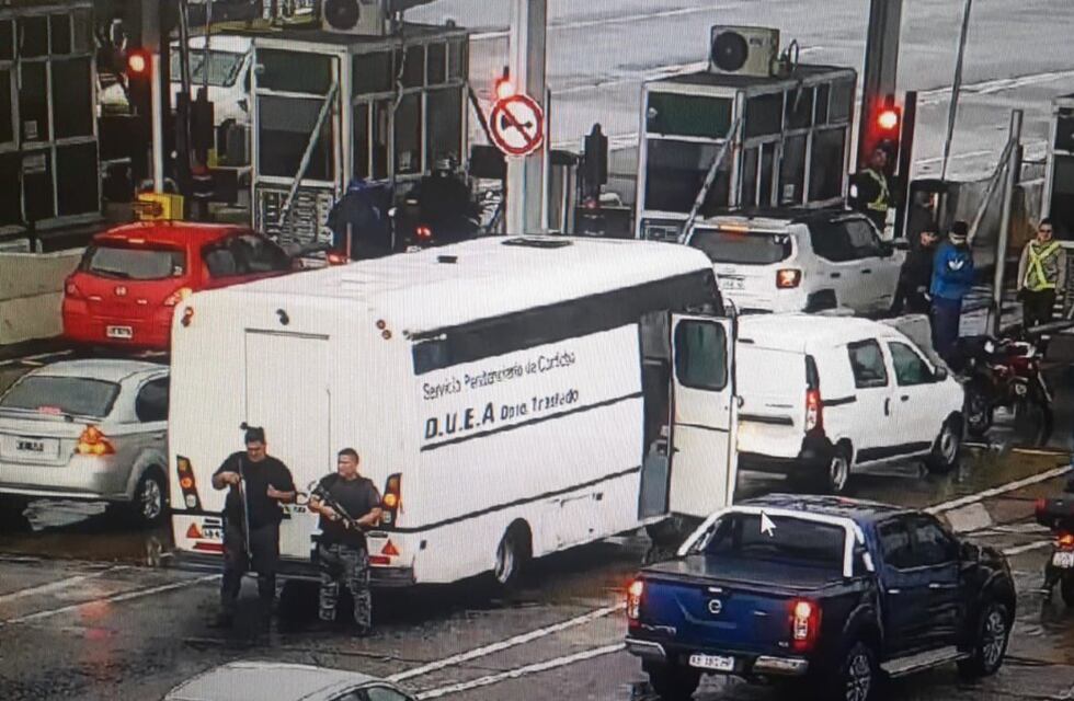 Insólito: con presos, un camión del Servicio Penitenciario chocó en un peaje de Córdoba