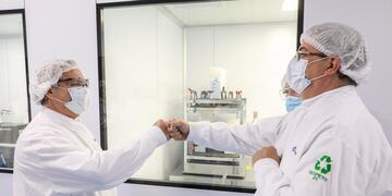 Alberto Fernández choca puños con el director del laboratorio, Alfredo Rimochi. (Foto: Presidencia)