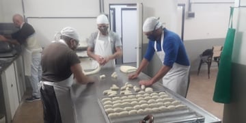 Internos de Villa Floresta producen 500 panes diarios.