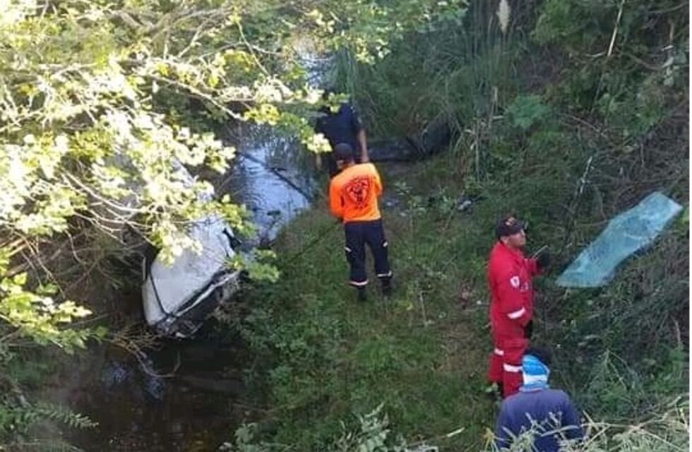 Tragedia en Santa Elena: un auto con 5 jóvenes cayó bajo un puente y uno falleció