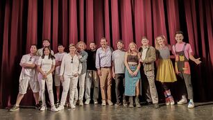 El administrador del Teatro Mitre, Luis Medina Zar (centro), acompañado por algunos de los artistas, anunció el ciclo "Mitre con Vos, Juntos en Verano".