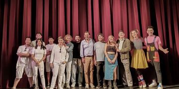 El administrador del Teatro Mitre, Luis Medina Zar (centro), acompañado por algunos de los artistas, anunció el ciclo "Mitre con Vos, Juntos en Verano".