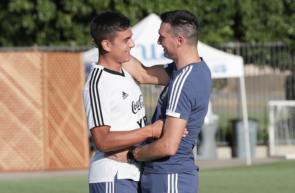 Lionel Scaloni elogió a Paulo Dybala y aseguró que uno de sus hijos le tiene un especial cariño