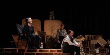 Es una tragedia contemporánea que expone el crudo drama de una familia rural que subsiste bajo la influencia omnipotente de una madre dominante.