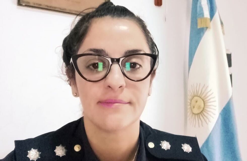 Una mujer policía amamantó a una beba que sufrió un accidente