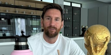 El capitán de la selección argentina ya decoró su kit con stickers deportivos.